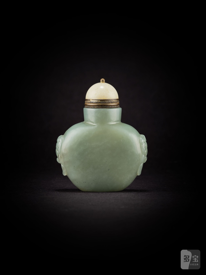 清十八/十九世紀　青白玉鼻煙壺 | A PALE GREEN JADE SNUFF BOTTLE - 图1